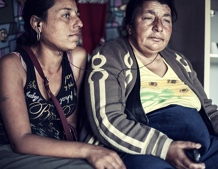 Melana i Marika, jej matka, słuchają muzyki; z cyklu "Stigma", fot. Adam Lach, Napo Images